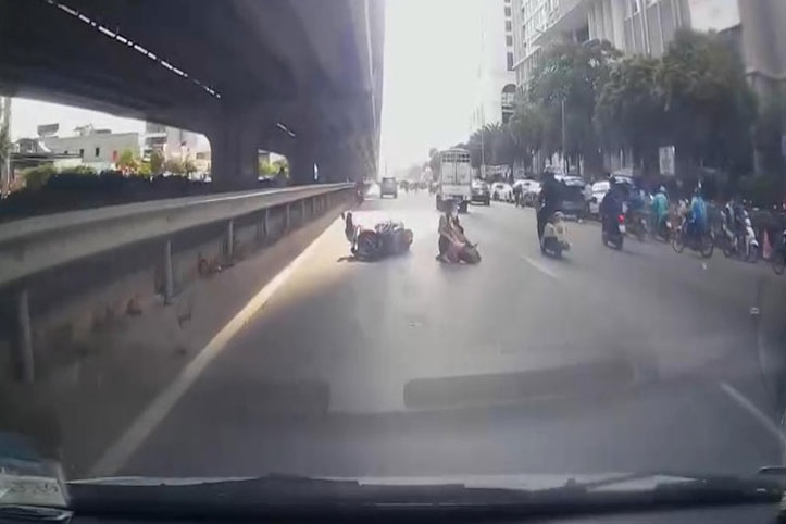 Truy tim tai xe oto tai chen nga xe may tren pho Ha Noi roi bo chay hinh anh