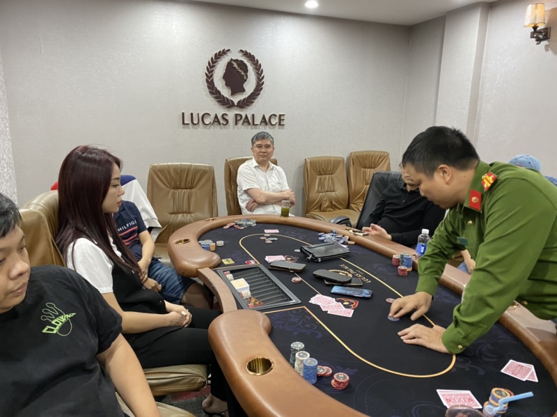 Ong trum to chuc danh bac tai CLB Poker Lucas Palace co 4 tien an hinh anh