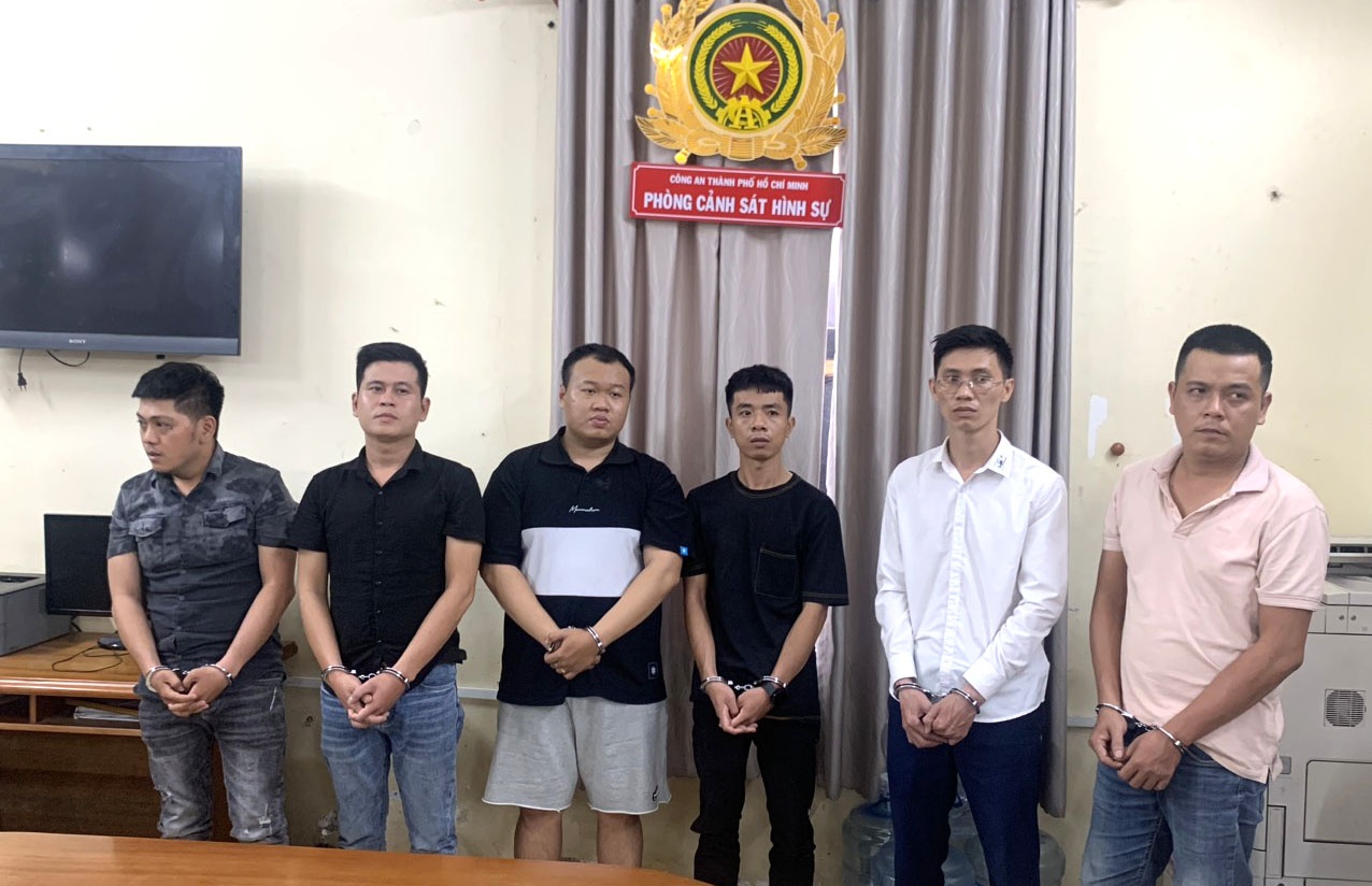 Cau ket nhan vien FE Credit lua tien khach vay o TP.HCM hinh anh