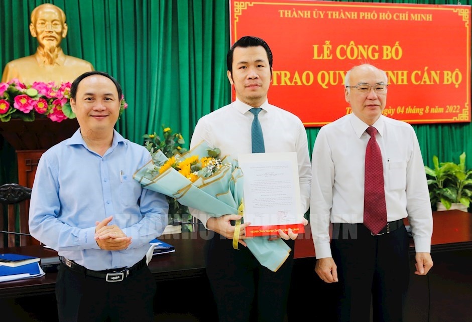 Ong Truong Tan Son nhan cong tac tai Tinh uy Long An hinh anh