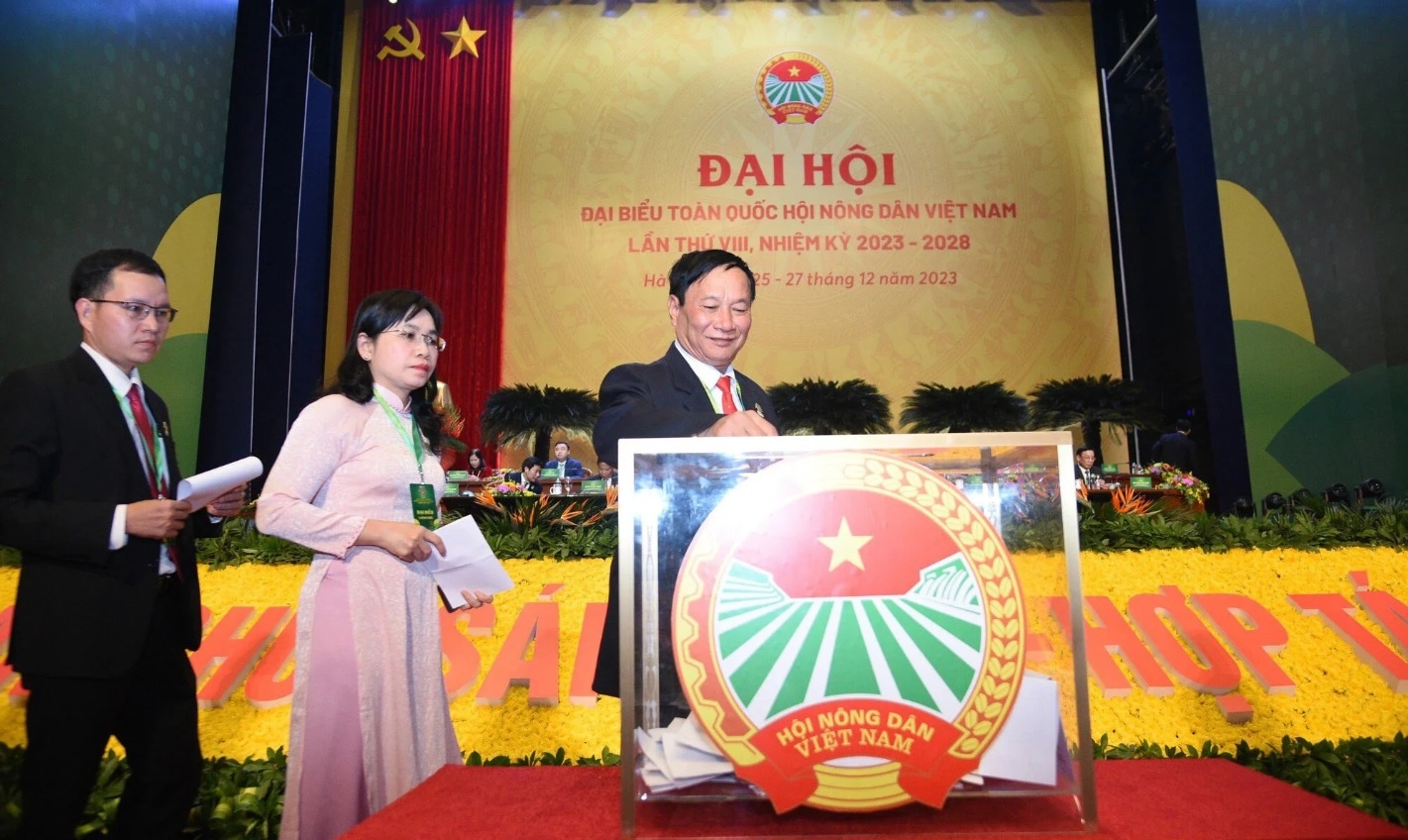 Chu tich Hoi Nong dan anh 2