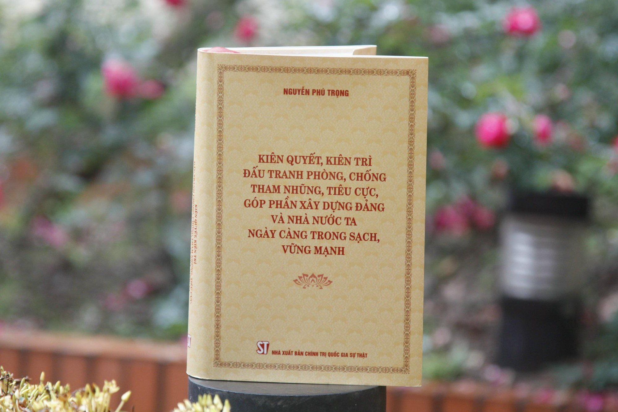 Lan toa gia tri cuon sach ve phong, chong tham nhung cua Tong bi thu hinh anh