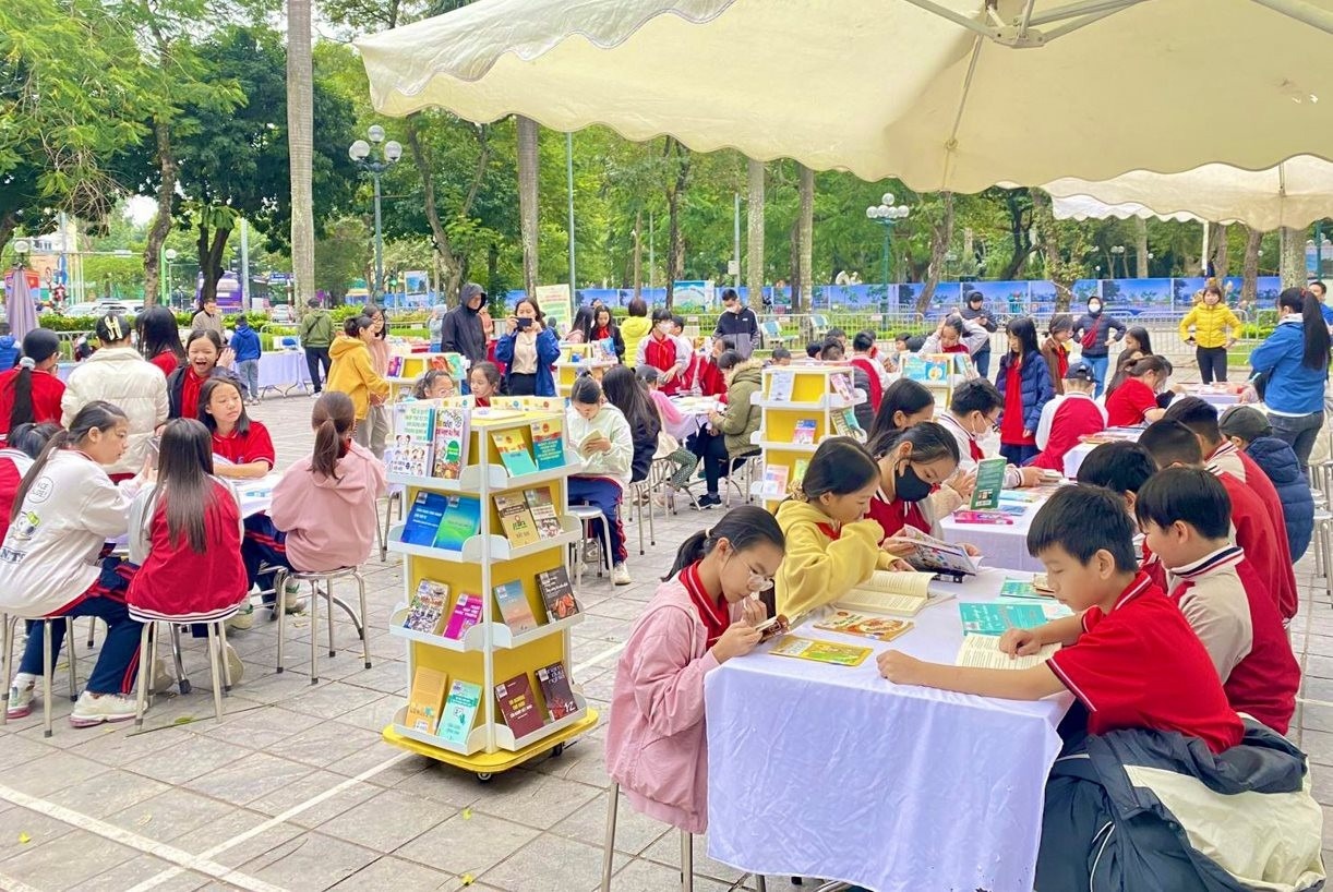 Thi diem mo hinh thu vien luu dong giua cong vien hinh anh