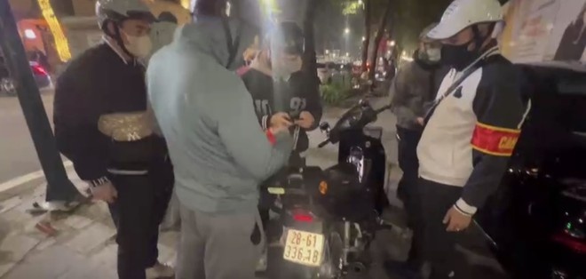 Vay bat quai xe, tam giu 14 doi tuong co dau hieu toi pham hinh anh