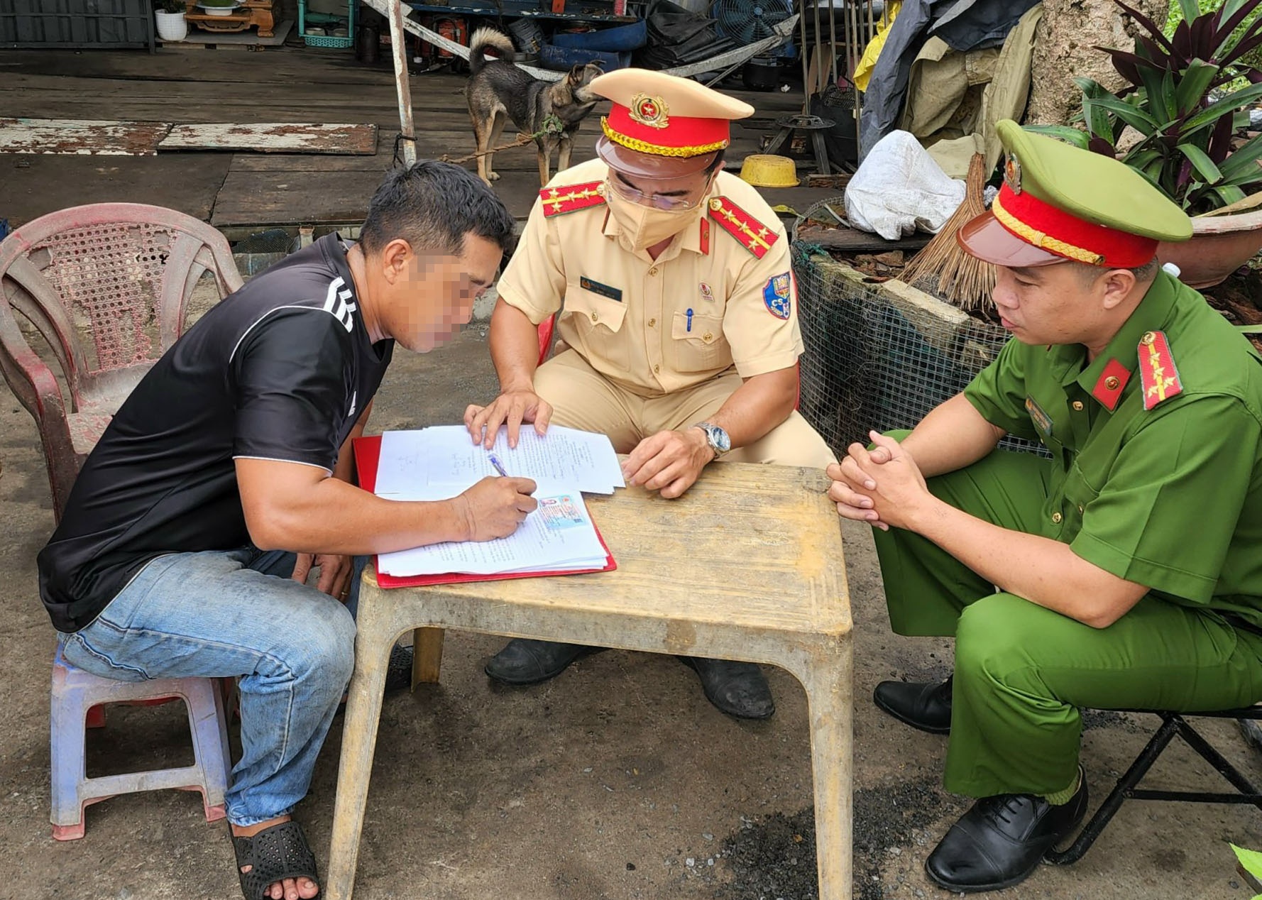 CSGT TP.HCM buoc cac tiem sua xe ky cam ket khong rai dinh ra duong hinh anh