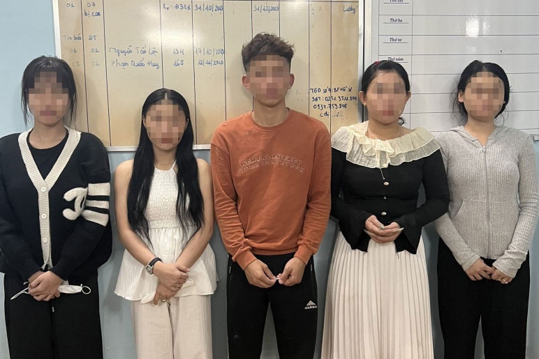 Bat khan cap 2 quan ly quan karaoke Diamond moi gioi mai dam hinh anh