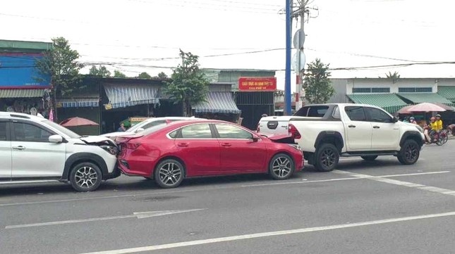 Tai nan lien hoan khien 5 oto dinh chat vao nhau, bien dang hinh anh