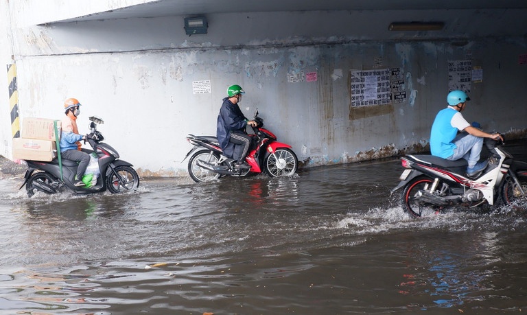 Tran mua trai mua gay ngap duong, ham chui o TP.HCM hinh anh