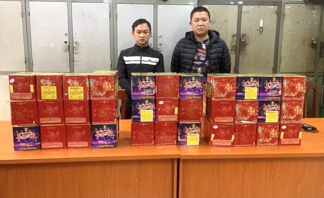 Mua phao hoa no ve ban kiem loi, 2 thanh nien bi bat tai nha hinh anh