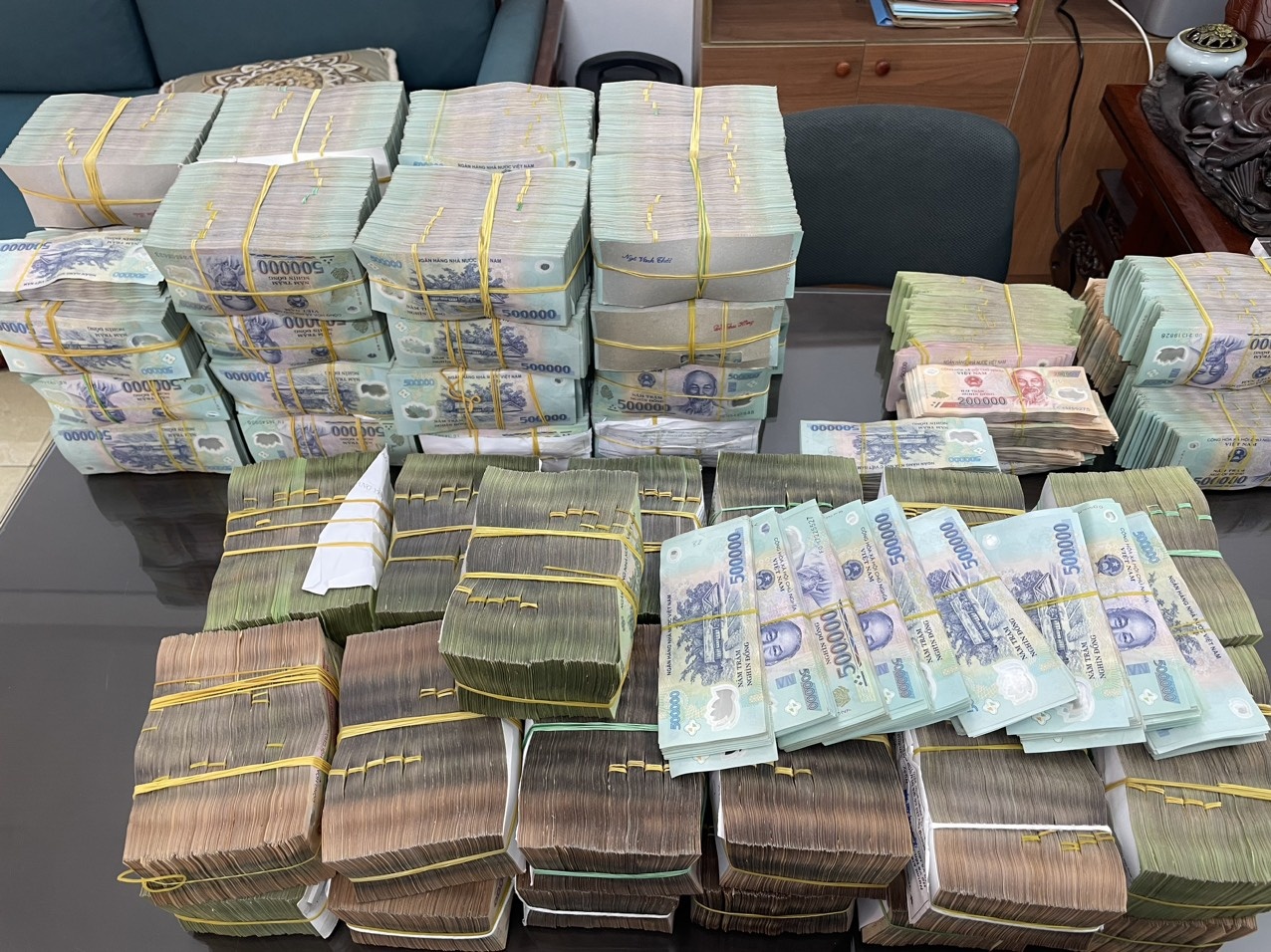 Cong an TP.HCM kham xet nha ong trum mai dam, thu giu hang chuc ty hinh anh