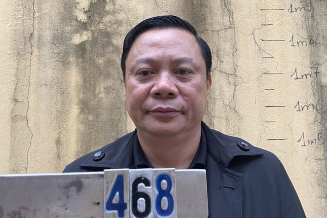 Nguoi phu nu dung den do bi bat coc len oto dua di hinh anh