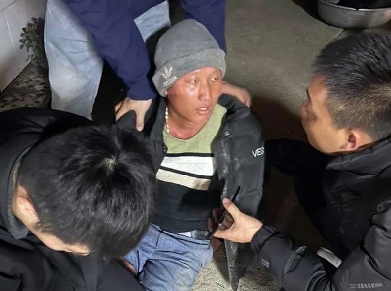 Anh giao 10 banh heroin cho em trai di ban trong dem hinh anh