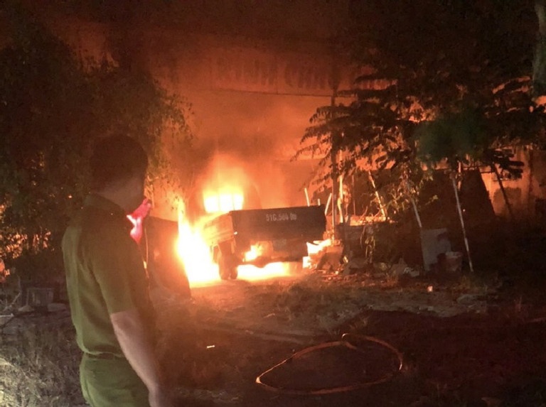 Dot oto cua chu co so da hoa cuong vi mon no 5 trieu dong khong tra hinh anh