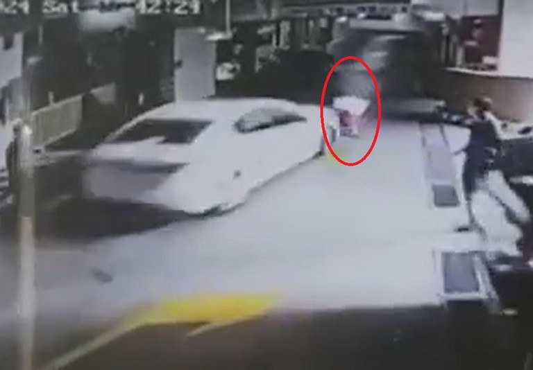 Oto tong loan xa trong ham de xe chung cu o Binh Duong hinh anh