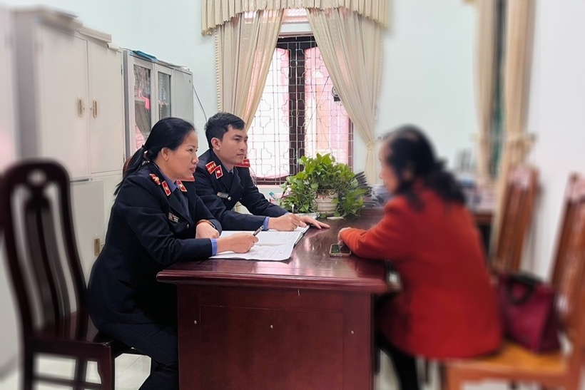 Mao danh kiem sat vien goi dien lua dao, chiem doat 500 trieu dong hinh anh