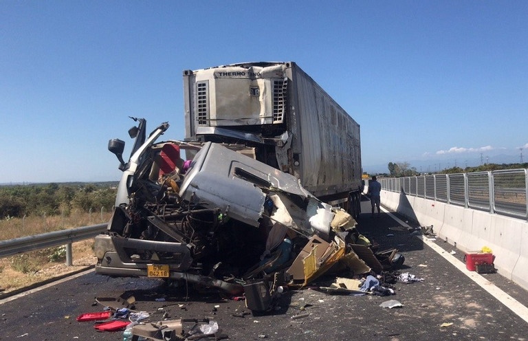 Tai nan xe dau keo tren cao toc Vinh Hao - Phan Thiet hinh anh