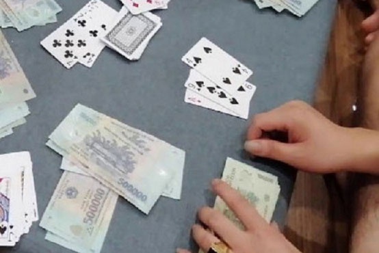 Khoi to can bo kiem lam tham gia danh bac hinh anh