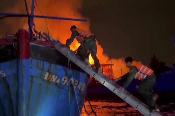 Tau ca dang neo dau boc chay ngun ngut o Da Nang hinh anh