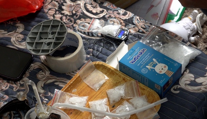 Doi nam nu buon ma tuy khai thu 2 khau sung 'de tu ve' hinh anh