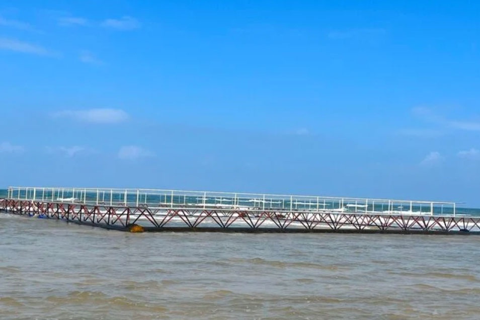 Hai long be co lon khong ro nguon goc troi vao bo bien Quang Tri hinh anh