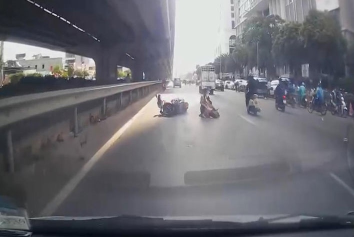 Chuyen co quan dieu tra vu oto chen nga xe may o Ha Noi roi bo chay hinh anh