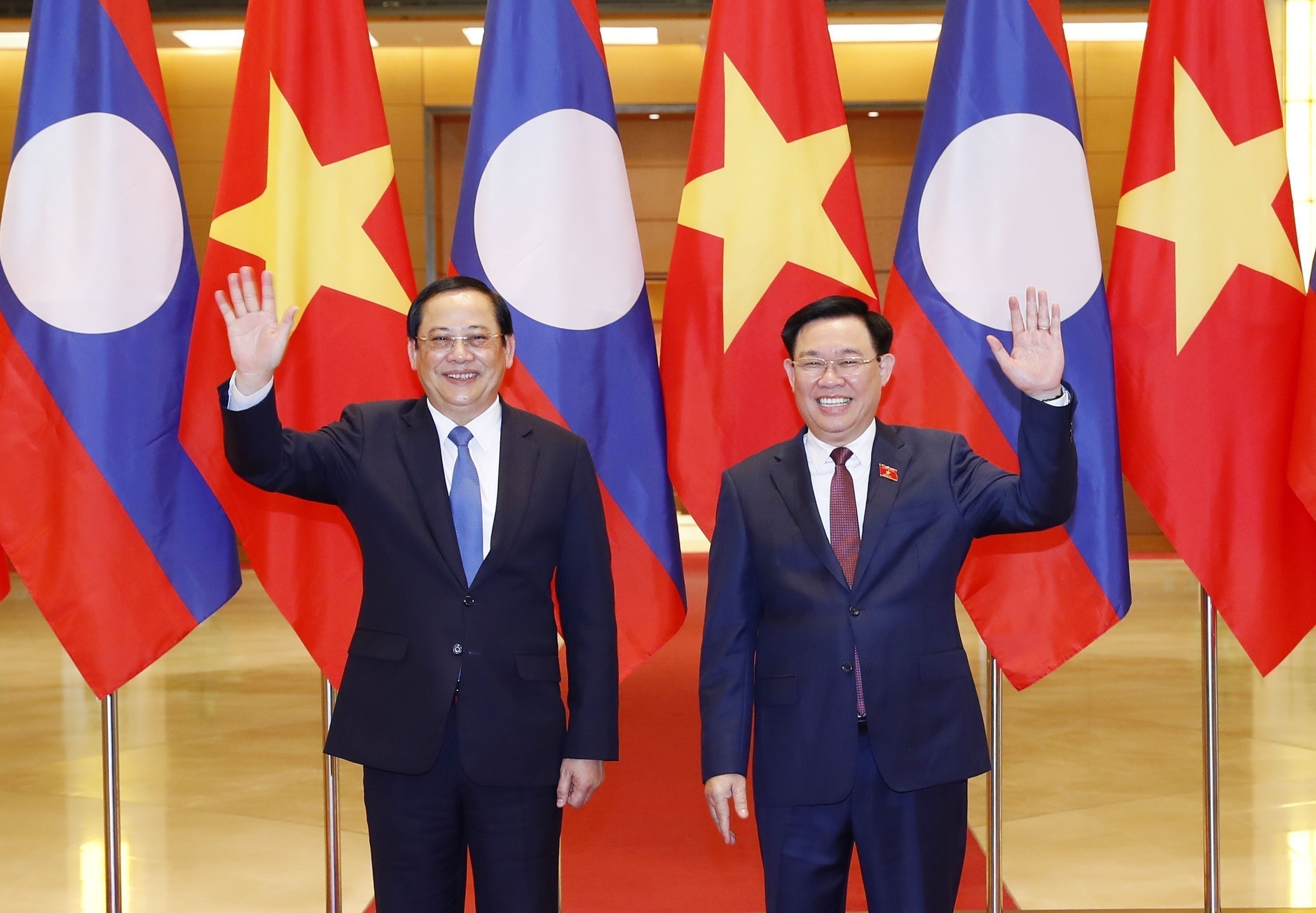 Chu tich Quoc hoi Vuong Dinh Hue hoi kien Thu tuong Lao hinh anh