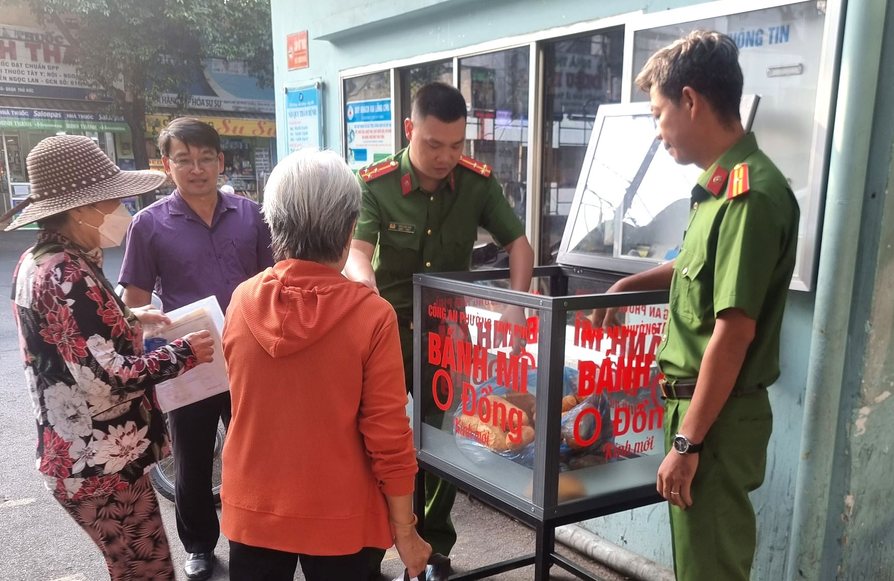 Cong an phuong o Thu Duc trien khai 'Tu banh my 0 dong' tai benh vien hinh anh