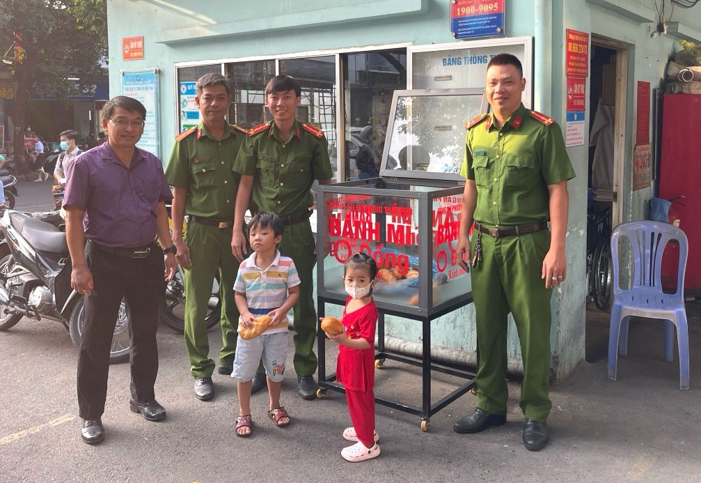 tu banh mi 0 dong anh 2