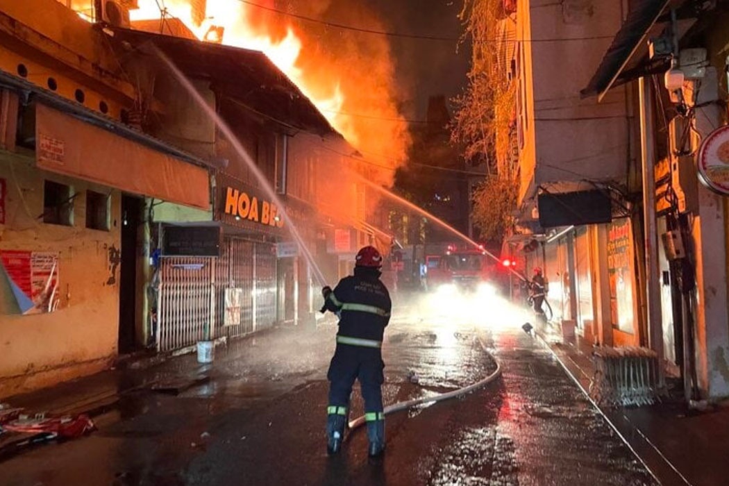 Canh sat bac thang, cong 2 nguoi gia thoat khoi can nha boc chay hinh anh