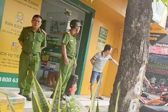 Tam giu nguoi phu nu cam dao xong vao cua hang F88 o TP.HCM hinh anh