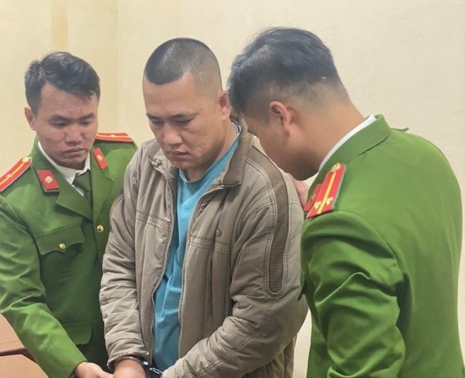 Khoi to tai xe co tinh do xe chan ngang duong de can tro giao thong hinh anh