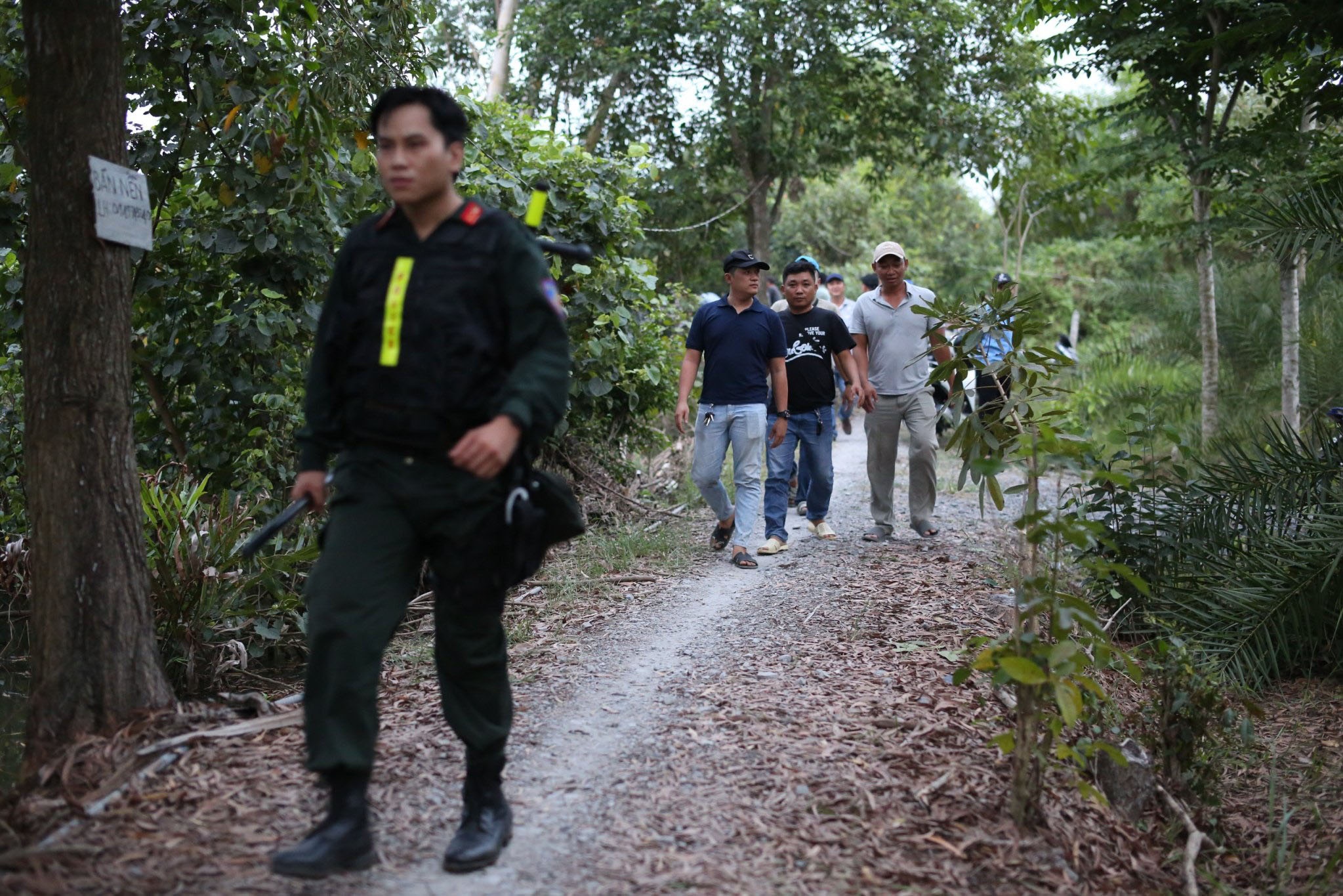 Nghi pham an trai cay, uong nuoc muong khi lan tron hinh anh