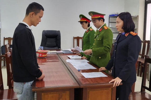 Khoi to tai xe xe cau xin vuot khong duoc thi huc hinh anh