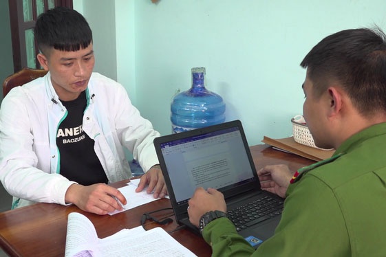 Bat giu nhom chuyen de doa doi no tin dung den hinh anh