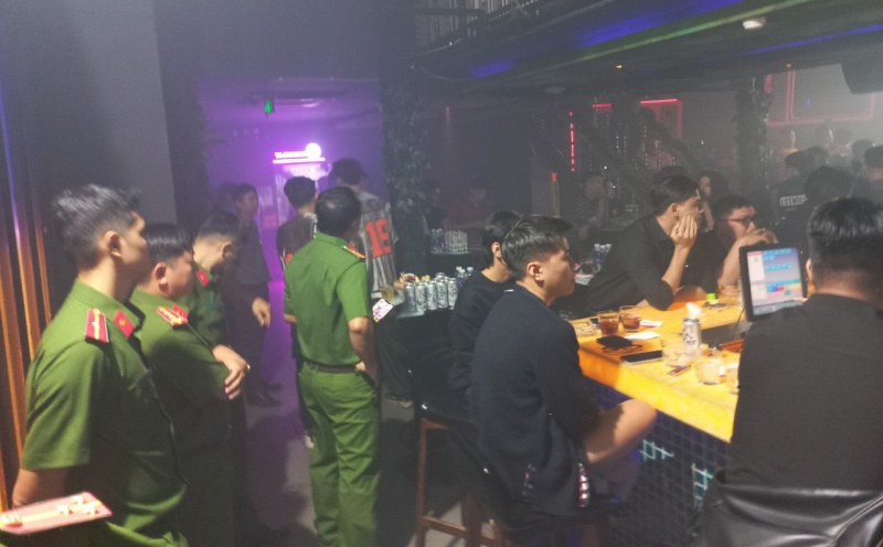 Quan beer club vi pham ve PCCC co nhieu nguoi tu tap hit khi cuoi hinh anh