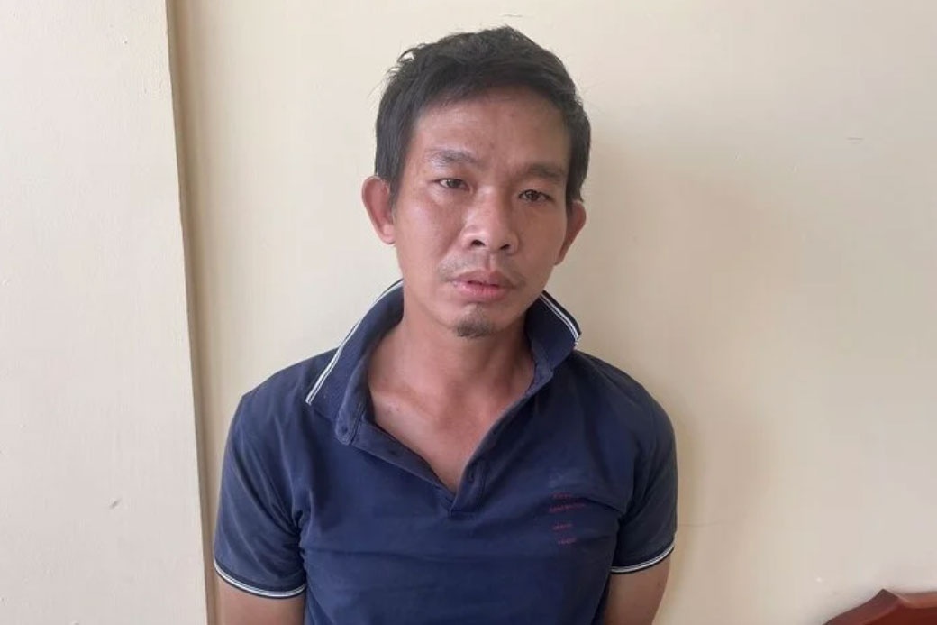 Di giai quyet ho so vi pham, nguoi dan ong danh CSGT ngay tai tru so hinh anh