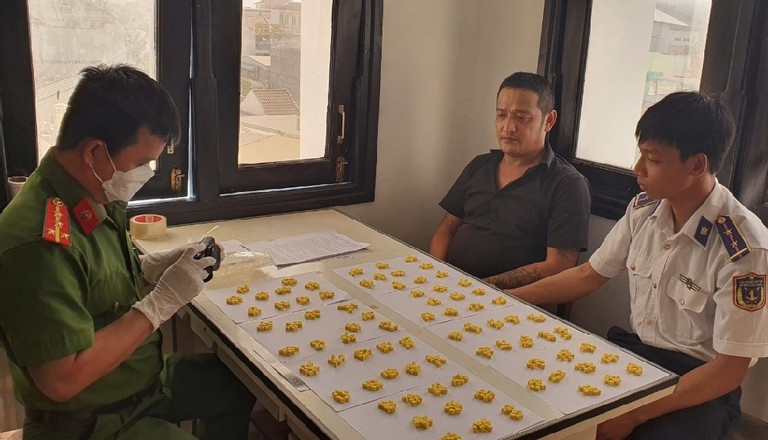 Nguoi dan ong bi bat giu ngay khi buoc chan tu xe khach xuong hinh anh