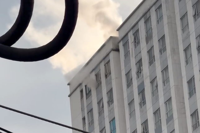 Chay can ho tang 18 chung cu o TP.HCM, nguoi dan hot hoang thao chay hinh anh