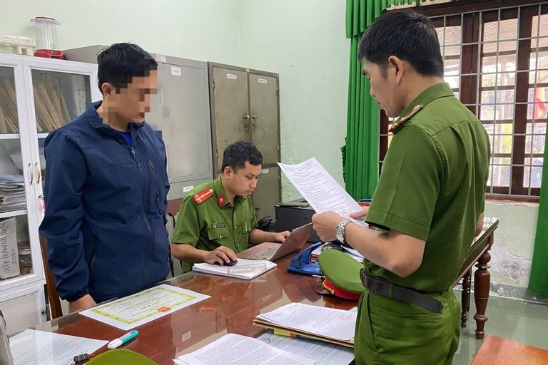 Khoi to giam doc va 2 nhan vien trung tam dang kiem o Quang Ngai hinh anh