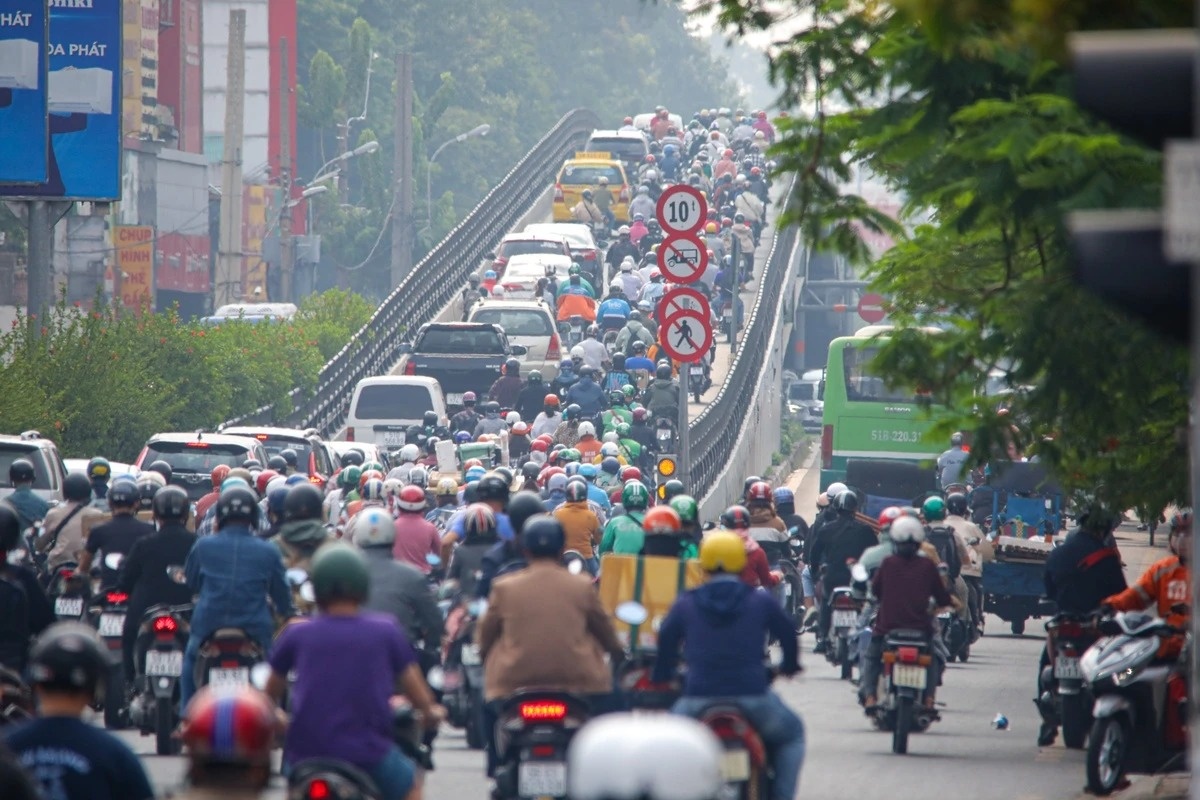 Cau vuot Hoang Hoa Tham - Cong Hoa thanh diem den tai nan moi o TP.HCM hinh anh