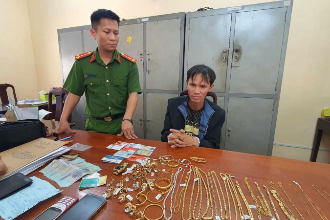 Bat giu doi tuong chuyen dot nhap tiem vang trom tai san hinh anh