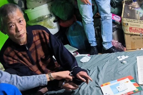 Phi vu giao dich chop nhoang tai nghia trang Xa La hinh anh