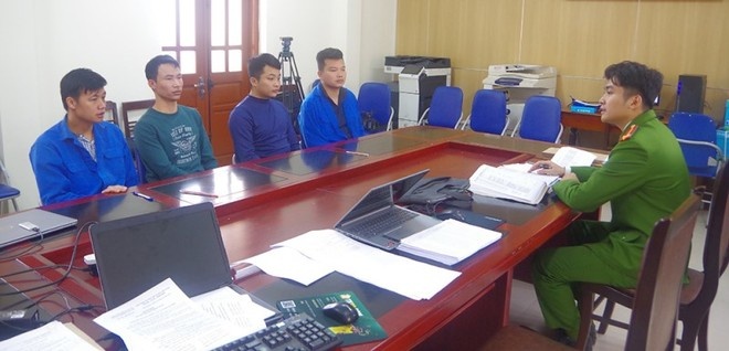 Tin dung den,  Hai Tin Phat anh 1