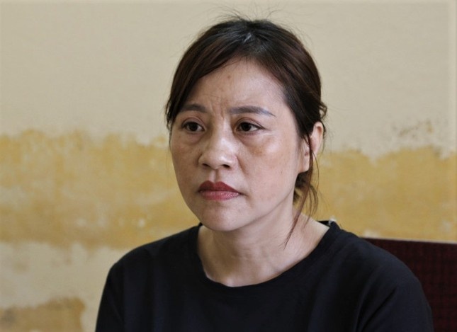 Nguoi phu nu bi bat vi moi gioi ban gau cho hinh anh