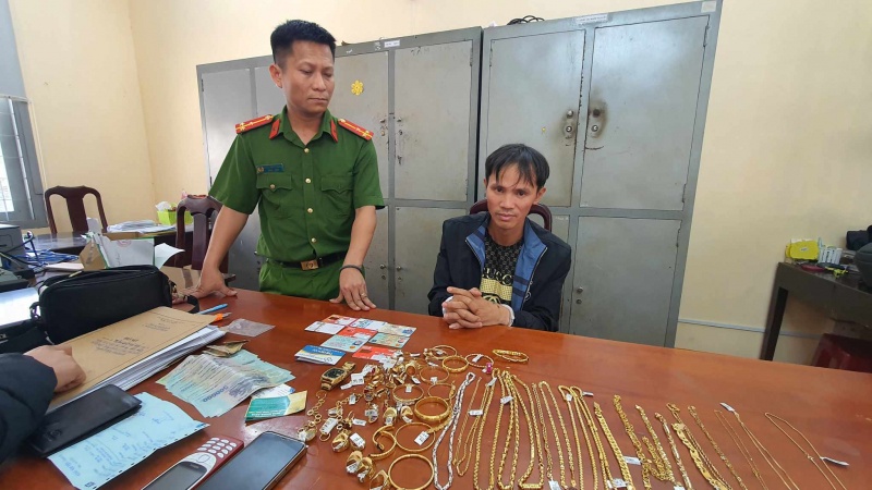 Đột nhập tiệm vàng ảnh 1 Dot nhap tiem vang anh 1