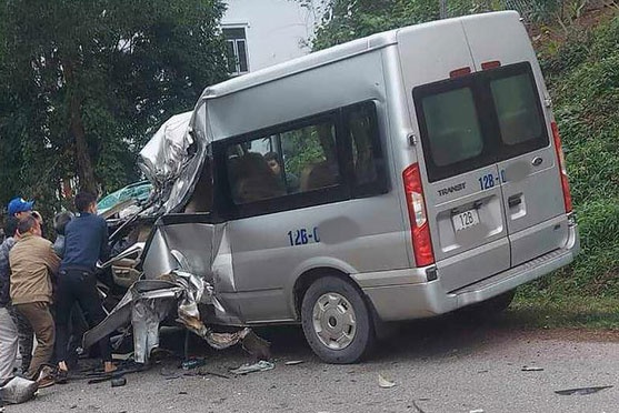 Xe tang va xe tai tong nhau, nhieu nguoi bi thuong hinh anh