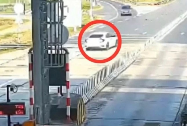 Tai xe lai oto chay nguoc chieu tren cao toc Long Thanh - Dau Giay hinh anh