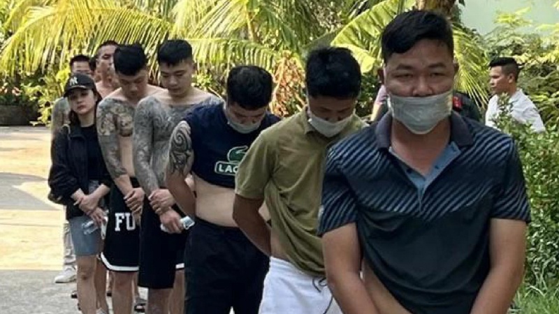 Nhom Canh 'den' cau ket lam gia giay to dat de lua ban nhieu nguoi hinh anh