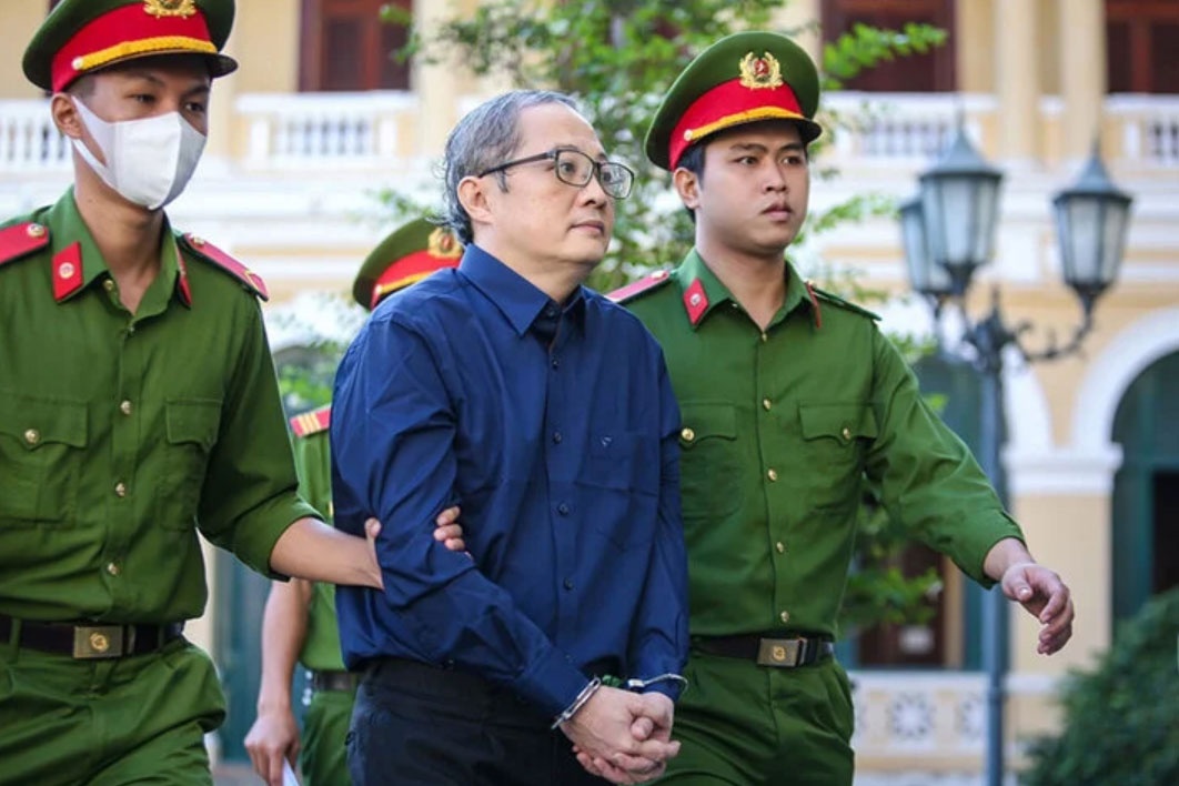 Cuu giam doc Benh vien TP Thu Duc bi de nghi truy to lien quan Viet A hinh anh