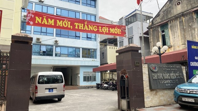 Khoi to 3 kiem dinh vien Chi cuc Dang kiem so 10 hinh anh